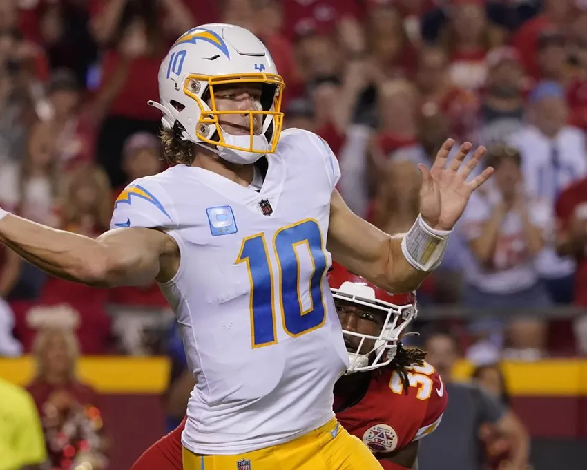 Justin Herbert, le quarterback des Los Angeles Chargers, lance pendant la deuxième mi-temps d'un match de football NFL contre les Kansas City Chiefs jeudi 15 septembre 2022, à Kansas City. 15, 2022, à Kansas City, Mo.