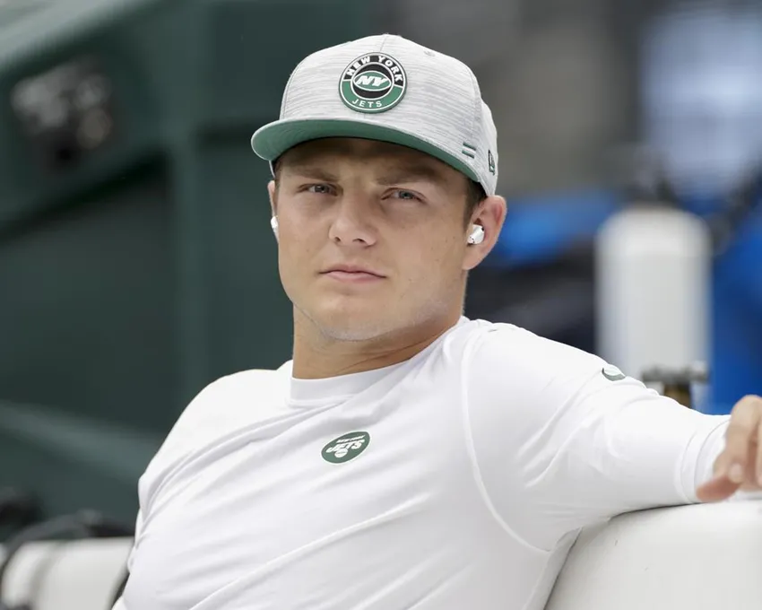 Le quarterback Zach Wilson des New York Jets est assis sur le banc pendant l'entraînement avant un match de football de présaison NFL contre les New York Giants, dimanche 28 août 2022, à East Rutherford, N.J.