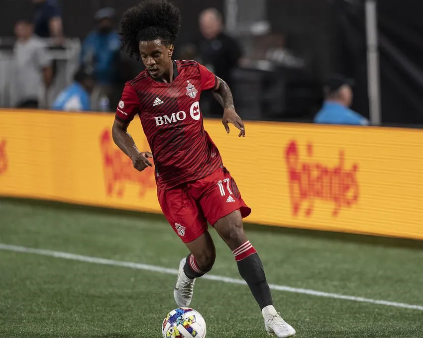 Jayden Nelson, l'attaquant du Toronto FC, remonte le ballon pendant la première mi-temps d'un match de MLS soccer contre le Charlotte FC, samedi 27 août 2022 à Charlotte. 27, 2022, à Charlotte, N.C.