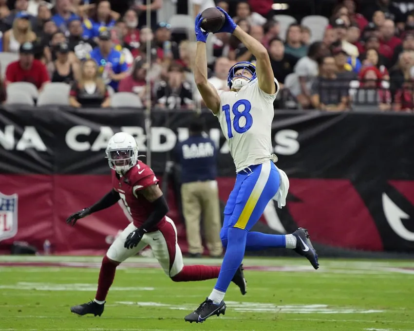 Le receveur Ben Skowronek (18) des Los Angeles Rams fait une prise contre le cornerback Byron Murphy Jr. (7) des Arizona Cardinals pendant la première mi-temps d'un match de football NFL, dimanche 25 septembre 2022, à Glendale, Ariz.