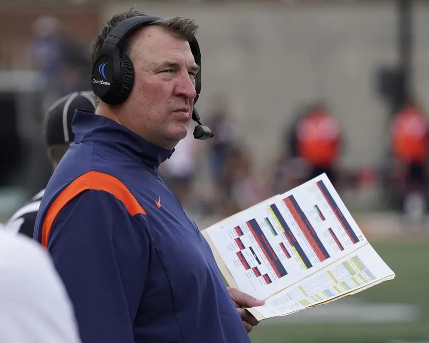 L'entraîneur-chef de l'Illinois, Bret Bielema, regarde le tableau d'affichage pendant la deuxième mi-temps d'un match de football universitaire NCAA contre le Wisconsin, le 9 octobre 2021, à Champaign, Ill. Bielema veut garder l'attention sur lui-même alors que l'ancien entraîneur du Wisconsin revient au Camp Randall Stadium avec une équipe adverse pour la première fois depuis son départ surprenant il y a dix ans.