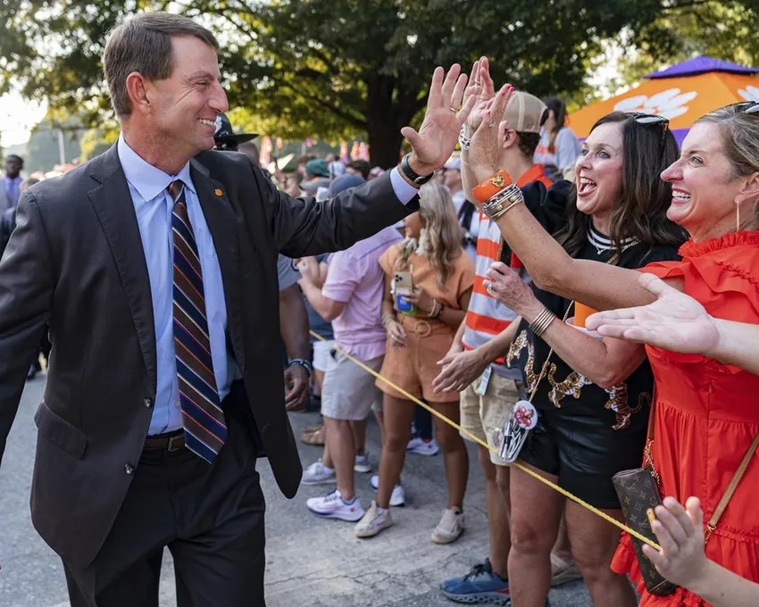 L'entraîneur de Clemson, Dabo Swinney, salue les fans alors qu'il se rend au stade avant le match de football universitaire NCAA de l'équipe contre Louisiana Tech, le samedi 17 septembre 2022, à Clemson, S.C.