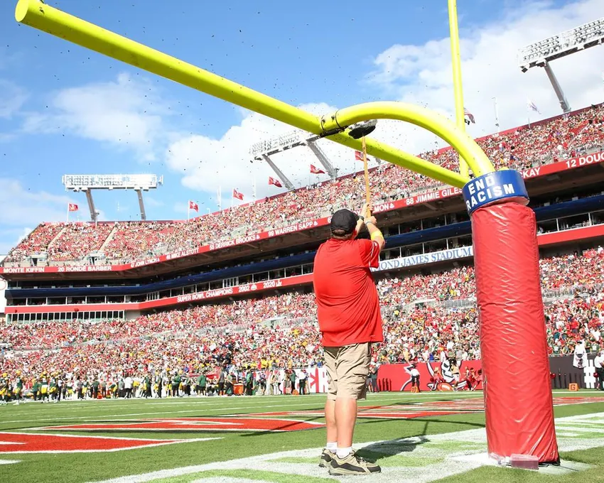 Des abeilles sont balayées d'un montant au début du match de football de la NFL entre les Buccaneers de Tampa Bay et les Packers de Green Bay, le dimanche 25 septembre 2022, au stade Raymond James à Tampa, en Floride. (Douglas R.