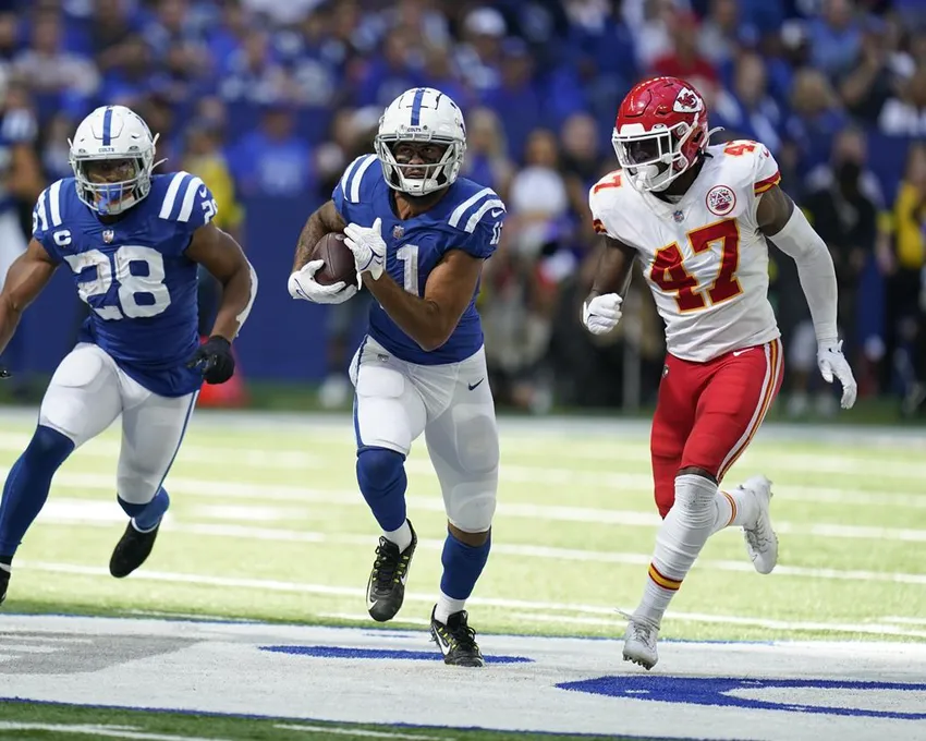 Michael Pittman Jr. (11) des Colts d'Indianapolis est plaqué par Darius Harris (47) des Chiefs de Kansas City pendant la deuxième mi-temps d'un match de football de la NFL, dimanche 25 septembre 2022 à Indianapolis. 25, 2022, à Indianapolis.