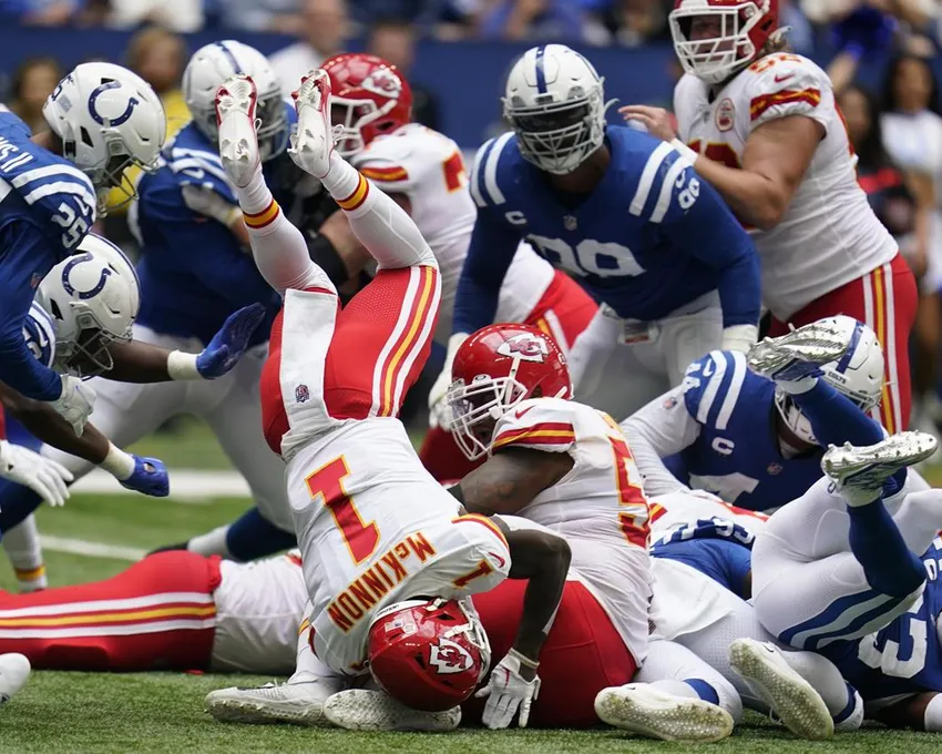 Le running back des Kansas City Chiefs Jerick McKinnon (1) est retourné devant le safety des Indianapolis Colts Rodney Thomas II (25) pendant la deuxième mi-temps d'un match de football NFL, dimanche 25 septembre 2022, à Indianapolis.