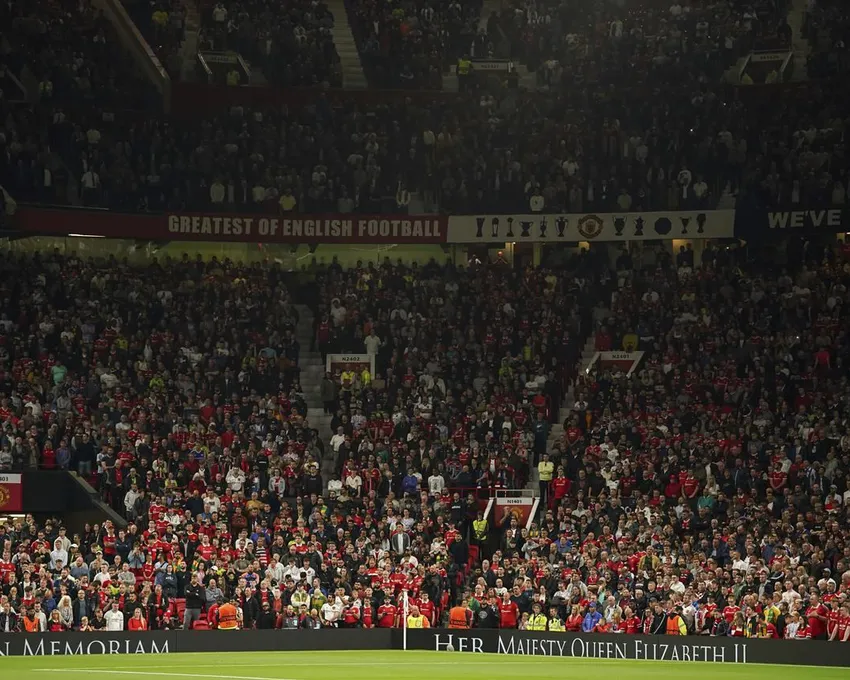 Les fans de Manchester United observent une minute de silence suite au décès de la Reine Elizabeth II, avant le match de groupe E de l'Europa League de football entre Manchester United et la Real Sociedad à Old Trafford à Manchester, Angleterre, jeudi 8 septembre. 8, 2022.