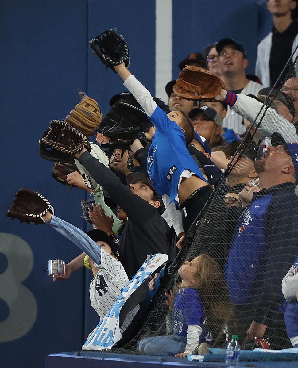 Les fans des Blue Jays espérant attraper la balle du home run historique d’Aaron Judge sont confrontés à un dilemme moral