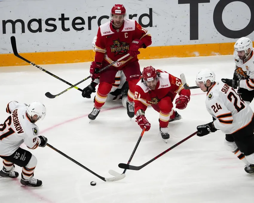 Ethan Werek de Kunlun Red Star, au centre, se bat pour la rondelle avec Alexander Gorshkov d'Amur, à gauche, et Alexander Sharov d'Amur, à droite, pendant le match de hockey sur glace de la Kontinental Hockey League entre Kunlun Red Star Beijing et Amur Khabarovsk à Mytishchi, juste à l'extérieur de Moscou, en Russie, le 15 novembre 2021. Des Canadiens continuent de jouer au hockey pour des équipes de la Kontinental Hockey League en Russie et au Belarus, malgré l'avertissement du gouvernement canadien de quitter ces pays.
Les 48 joueurs canadiens qui figurent actuellement sur les listes des clubs de la KHL cette saison sont les plus nombreux de tous les pays en dehors de la Russie. LA PRESSE CANADIENNE/AP, Alexander Zemlianichenko