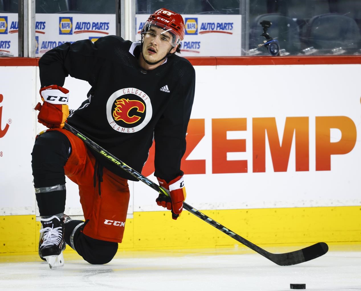 Les Flames re-signent Adam Ruzicka pour un contrat de deux ans à la veille du camp d’entraînement