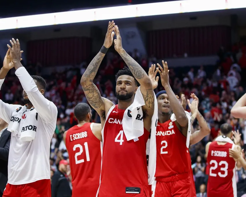 Nickeil Alexander-Walker (4) et ses coéquipiers applaudissent la foule après leur victoire en match de qualification pour la Coupe du monde internationale de basket-ball masculin de la FIBA contre la République dominicaine, à Hamilton, en Ontario, Vendredi 1er juillet 2022. Edmonton doit accueillir les deux prochains matchs à domicile de qualification pour la Coupe du monde FIBA du Canada en novembre.