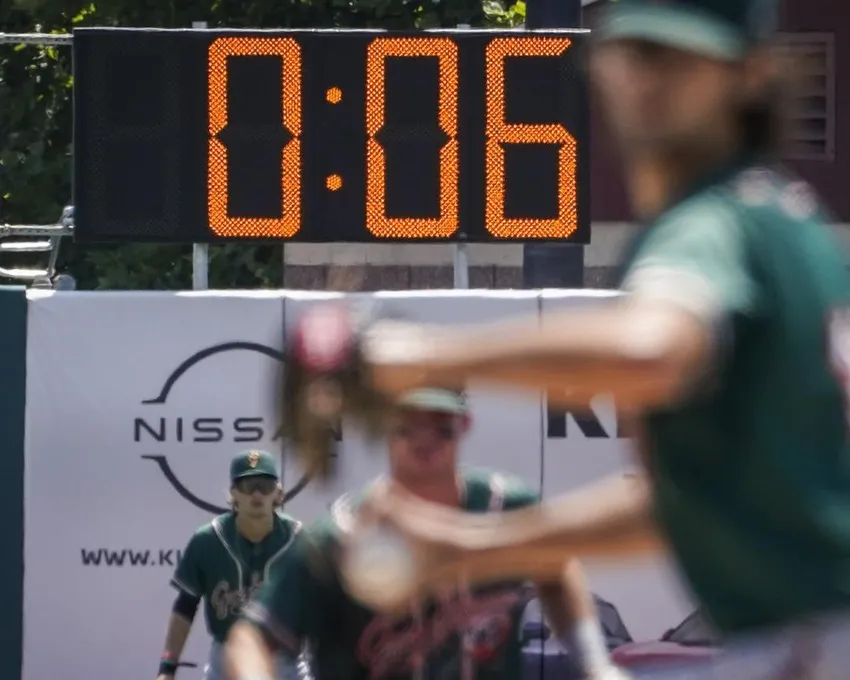 Une horloge de lancer est déployée pour restreindre les temps de préparation des lanceurs lors d'un match de baseball de ligue mineure entre les Brooklyn Cyclones et les Greensboro Grasshoppers, le 13 juillet 2022, dans le quartier de Coney Island de l'arrondissement de Brooklyn à New York. La Major League Baseball s'apprête à annoncer l'introduction d'une horloge des lancers et la limitation des changements défensifs la saison prochaine, dans le but de raccourcir les matchs et d'augmenter l'offensive. Le comité de compétition composé de 11 membres doit adopter les changements de règles vendredi 9 septembre.