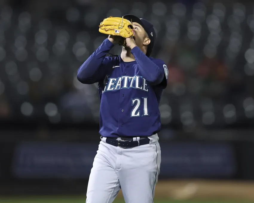 Luis Castillo des Mariners de Seattle réagit après avoir sorti Vimael Machin des Athletics d'Oakland lors de la troisième manche d'un match de baseball à Oakland, en Californie, Mardi 20 septembre 2022.