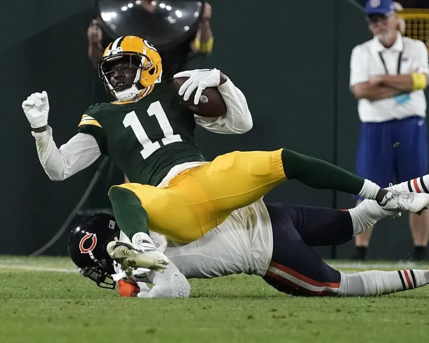 Le receveur large des Green Bay Packers Sammy Watkins (11) est plaqué après avoir attrapé une passe pendant la première mi-temps d'un match de football NFL contre les Chicago Bears, dimanche 18 septembre 2022, à Green Bay, Wis.