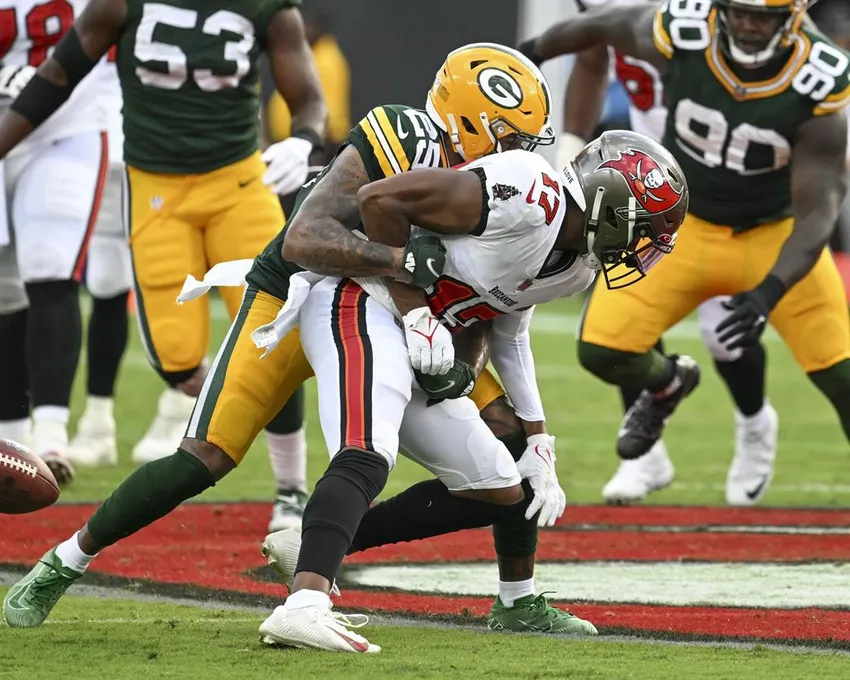 Rasul Douglas, des Packers de Green Bay, frappe Russell Gage, des Buccaneers de Tampa Bay, et force un fumble pendant la deuxième mi-temps d'un match de football de la NFL, dimanche 25 septembre 2022, à Tampa. 25, 2022, à Tampa, Fla.