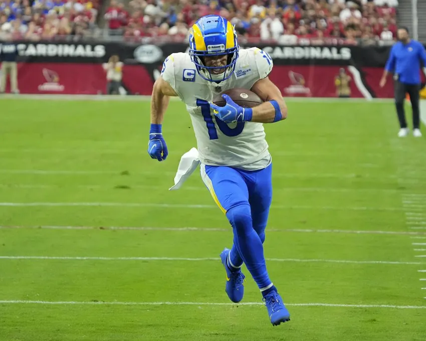 Le receveur Cooper Kupp (10) des Los Angeles Rams court pour un touchdown contre les Arizona Cardinals pendant la première mi-temps d'un match de football de la NFL, dimanche 25 septembre 2022, à Glendale. width=