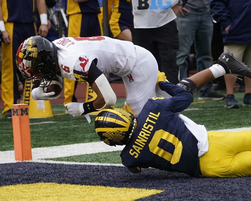 Le receveur large du Maryland Jeshaun Jones (6) marque sur une conversion de 2 points alors que le défenseur du Michigan Mike Sainristil (0) défend en deuxième mi-temps d'un match de football universitaire de la NCAA à Ann Arbor, Mich.., Width=