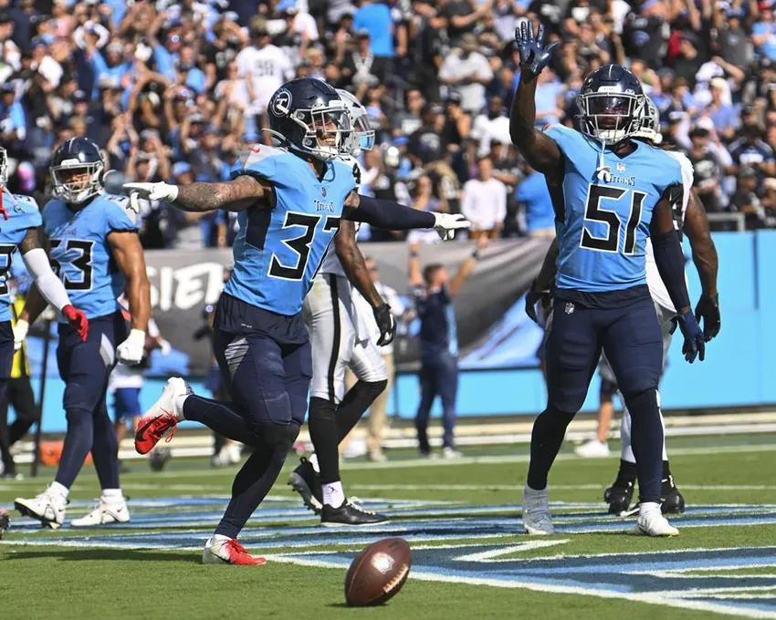 Le safety des Tennessee Titans Amani Hooker (37) et le linebacker David Long Jr. (51) célèbrent après qu'une tentative de conversion en 2 points par les Las Vegas Raiders ait échoué à la fin du quatrième quart d'un match de football NFL, dimanche 25 septembre 2022, à Nashville, Tenn.