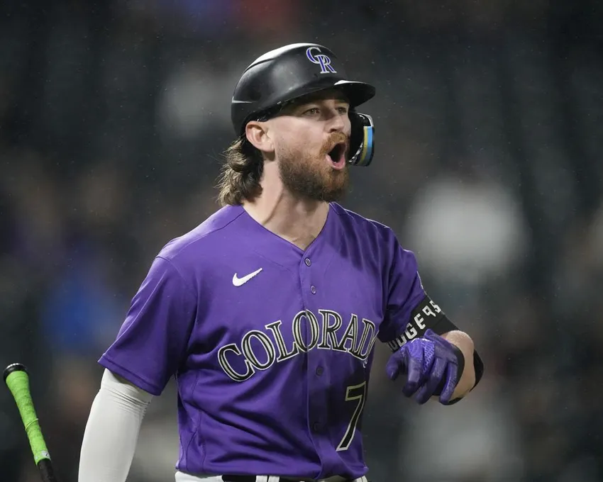 Brendan Rodgers des Colorado Rockies discute avec l'arbitre de première base Hunter Wendelstedt, qui a jugé que Rodgers avait contourné un lancer pendant la cinquième manche du match de baseball de l'équipe contre les Arizona Diamondbacks, le vendredi 9 septembre 2022, à Denver. Rodgers a été éjecté.