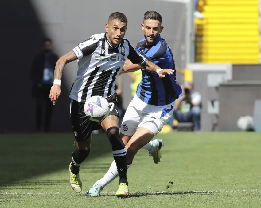 Roberto Pereyra de l'Udinese et Roberto Gagliardini de l'Inter Milan en action pendant le match de football de Serie A entre l'Udinese et l'Inter, au stade Friuli à Udine, Italie, dimanche 18 septembre 2022.