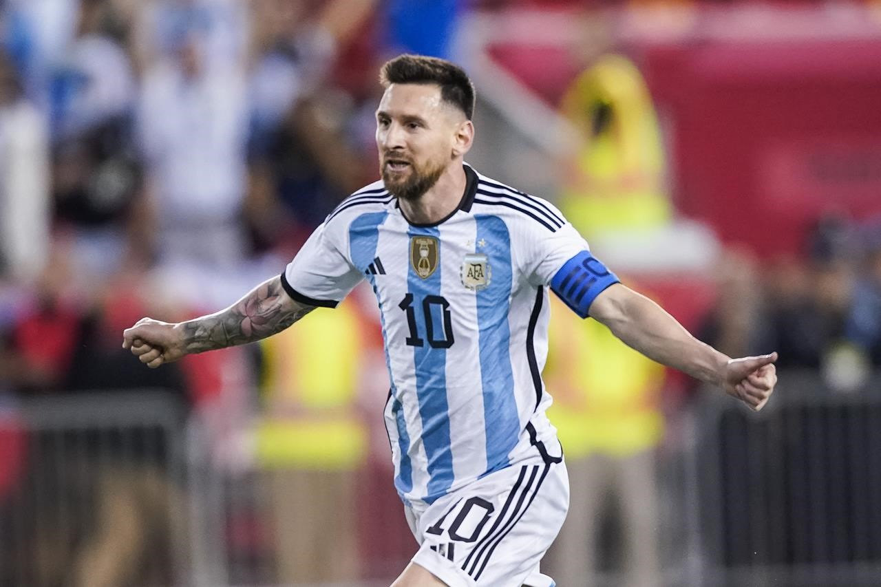 Messi 2 buts, accosté deux fois, l’Argentine bat la Jamaïque 3-0