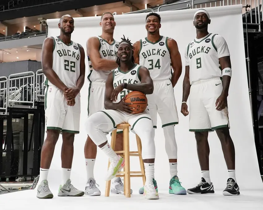 Khris Middleton (22) des Bucks de Milwaukee, Brook Lopez, deuxième à partir de la gauche, Giannis Antetokounmpo (34), Bobby Portis (19) et Jrue Holiday, au centre avant, posent pour une photo lors de la journée des médias de l'équipe de basket-ball de la NBA, dimanche 25 septembre 2022 à Milwaukee. 25, 2022, à Milwaukee.