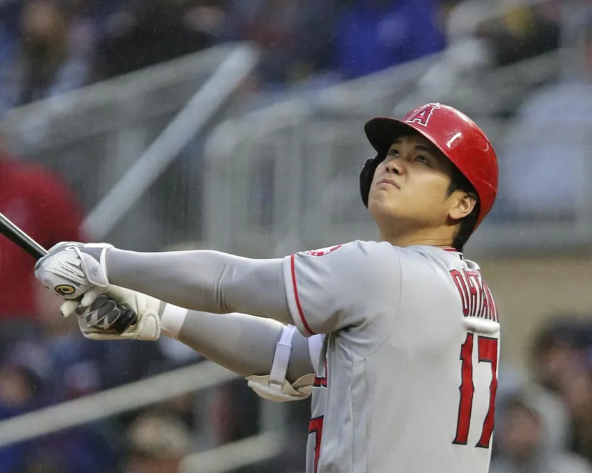 Los Angeles Angels Shohei Ohtani effectue un retrait en vol pendant la première manche du match de baseball de l'équipe contre les Minnesota Twins, le samedi 24 septembre 2022, à Minneapolis.