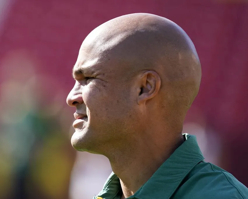 L'entraîneur-chef de Baylor, Dave Aranda, regarde son équipe s'échauffer avant un match de football universitaire NCAA contre Iowa State, samedi 24 septembre 2022, à Ames, Iowa.