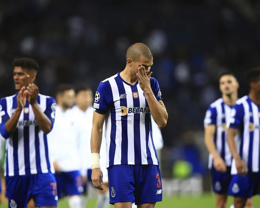 Pepe de Porto, au centre, réagit à la fin du match de football du groupe B de la Ligue des champions entre le FC Porto et le Club Brugge au stade Dragao de Porto, au Portugal, mardi 13 septembre 202.