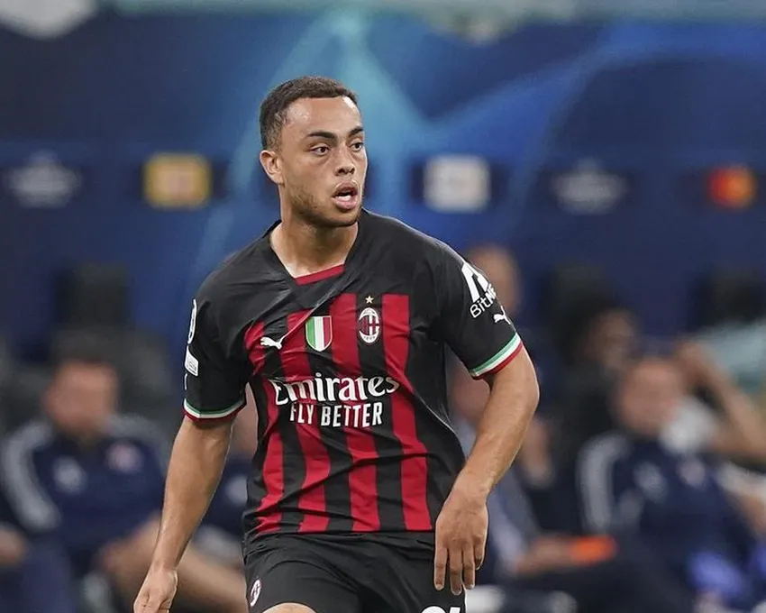 Sergino Dest de l'AC Milan cherche à faire une passe lors du match de football du groupe E de la Ligue des champions entre l'AC Milan et le Dinamo Zagreb, au stade San Siro de Milan, en Italie, mercredi 14 septembre 2022. 14, 2022.