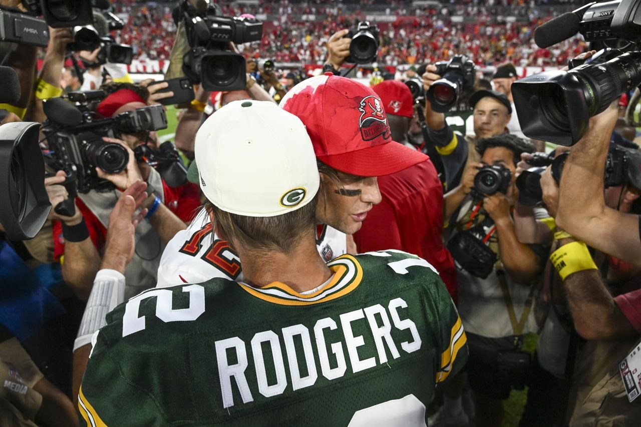 Rodgers lance pour 2 TDs, les Packers tiennent Brady, les Bucs 14-10