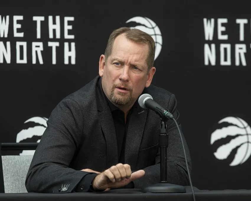Nick Nurse, l'entraîneur-chef des Raptors de Toronto, s'adresse aux journalistes lors de la journée de présentation des Raptors, à Toronto, le lundi 26 septembre 2022. width=