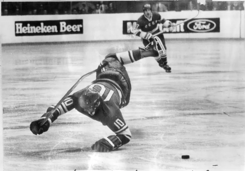 Le joueur soviétique Alexander Maltsev fait un plongeon pour arrêter le palet lors du cinquième match.