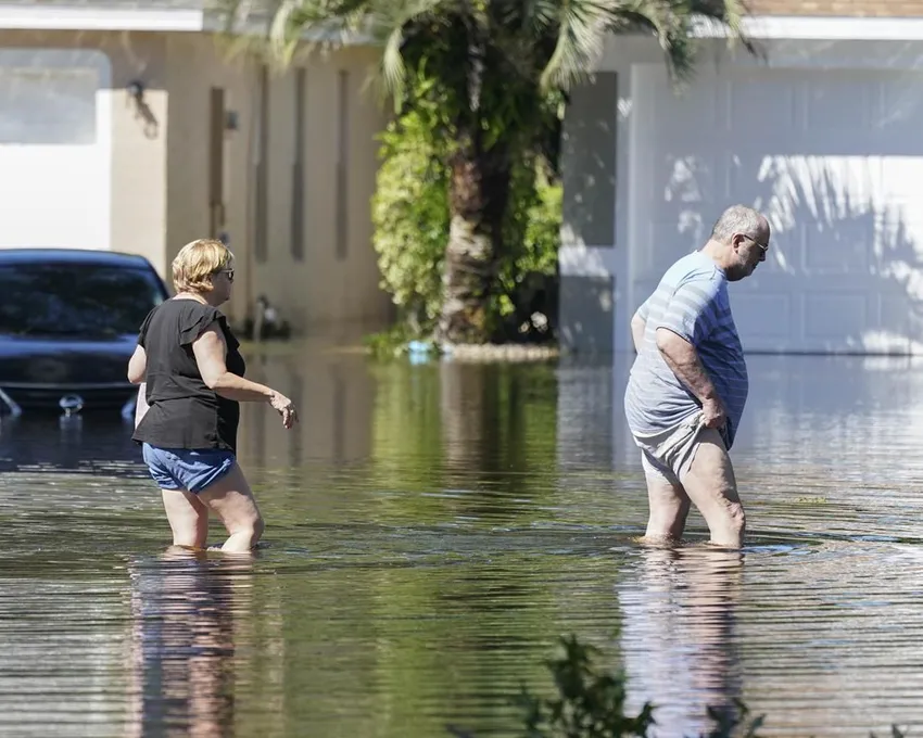 Des résidents vérifient leur maison inondée, à la suite de l'ouragan Ian, vendredi 30 septembre 2022, à Orlando, Fla.