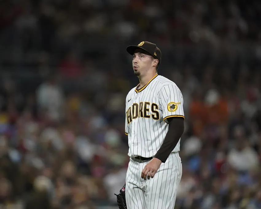 Le lanceur partant des Padres de San Diego, Blake Snell, prend une respiration alors qu'il travaille contre un frappeur des Cardinals de St. Louis pendant la cinquième manche d'un match de baseball, samedi 21 septembre 2022, à San Diego.