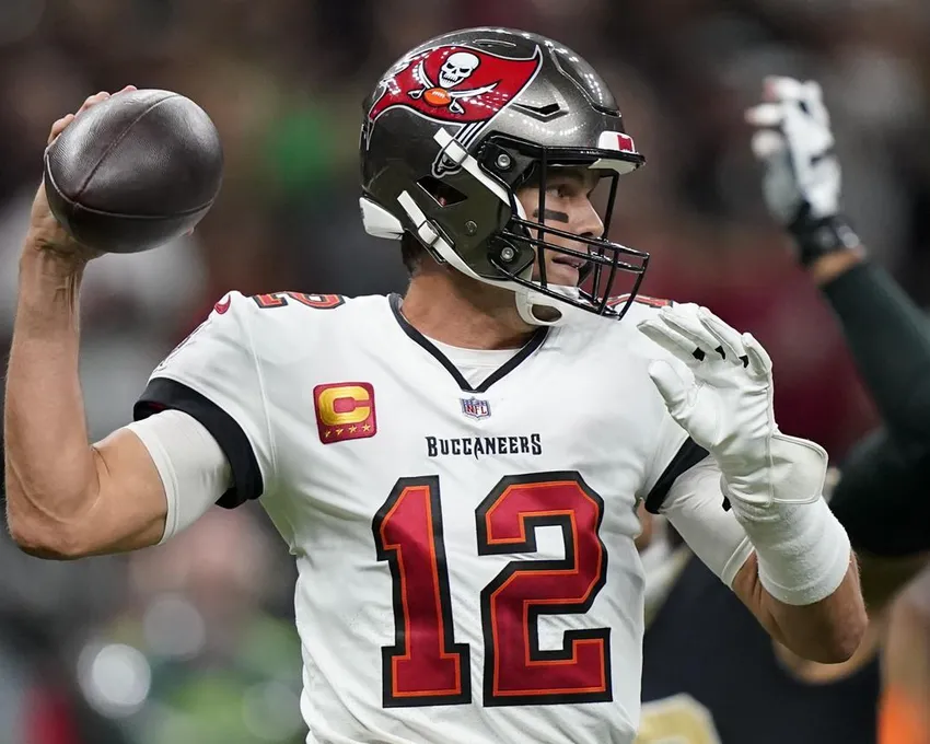 Tom Brady, quarterback des Tampa Bay Buccaneers, passe contre les New Orleans Saints durant la première mi-temps d'un match de football NFL à la Nouvelle-Orléans, dimanche 18 septembre 2022. 18, 2022.