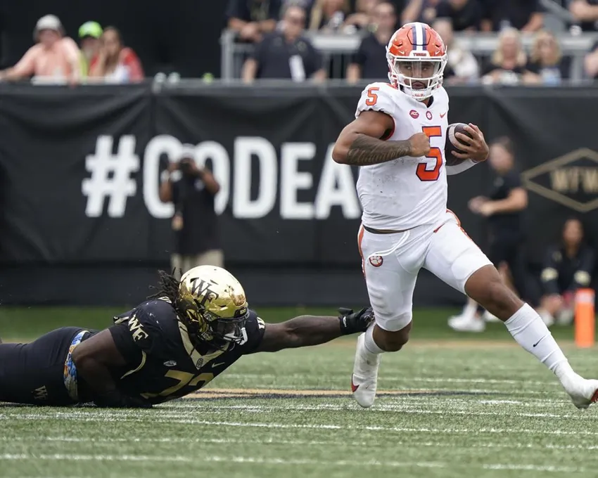 Le quarterback de Clemson, DJ Uiagalelei (5), passe le lineman défensif de Wake Forest, Tyler Williams (72), pendant la deuxième mi-temps d'un match de football universitaire NCAA à Winston-Salem, N.C., Width=