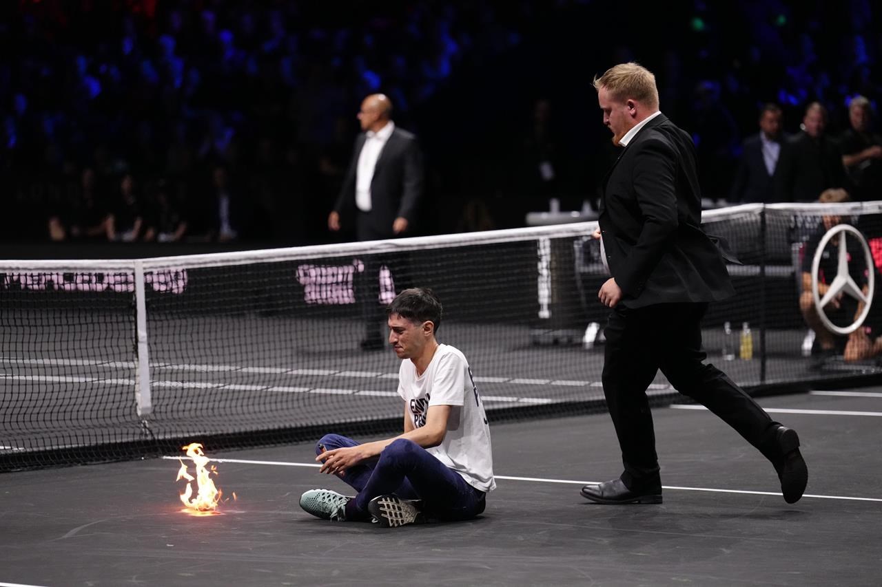 Un manifestant de la Laver Cup met le feu au court et à son bras et retarde le match