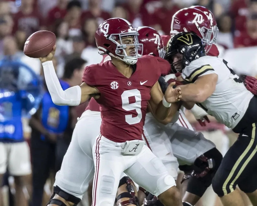 Le quarterback de l'Alabama Bryce Young (9) fait une passe pendant la première mi-temps du match de football universitaire NCAA de l'équipe contre Vanderbilt, samedi 24 septembre 2022, à Tuscan. 24 septembre 2022, à Tuscaloosa, Ala.