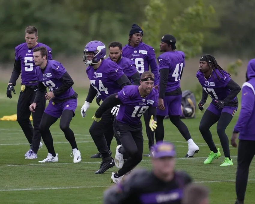 Les membres de l'équipe des Minnesota Vikings assistent à une séance d'entraînement à Thundridge, en Angleterre, vendredi 30 septembre 2022, avant le match de la NFL contre les New Orleans Saints au stade Tottenham Hotspur dimanche.