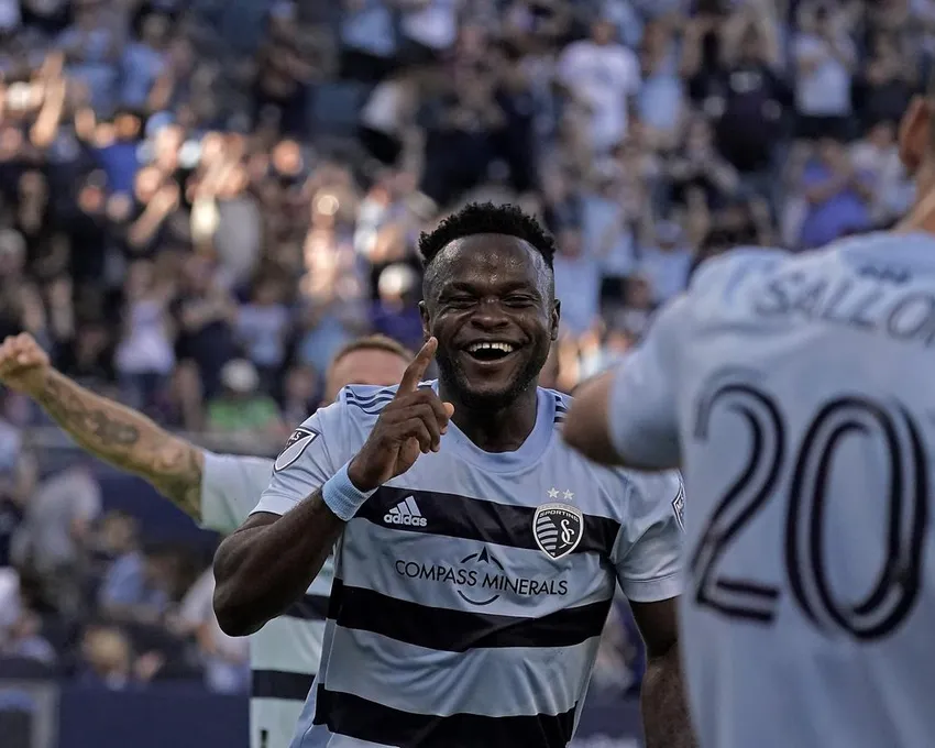 Le milieu de terrain du Sporting Kansas City William Agada célèbre après avoir marqué un but pendant la première mi-temps d'un match de MLS soccer contre les Seattle Sounders dimanche 2 oct. 2022, à Kansas City. 2, 2022, à Kansas City, Kan.