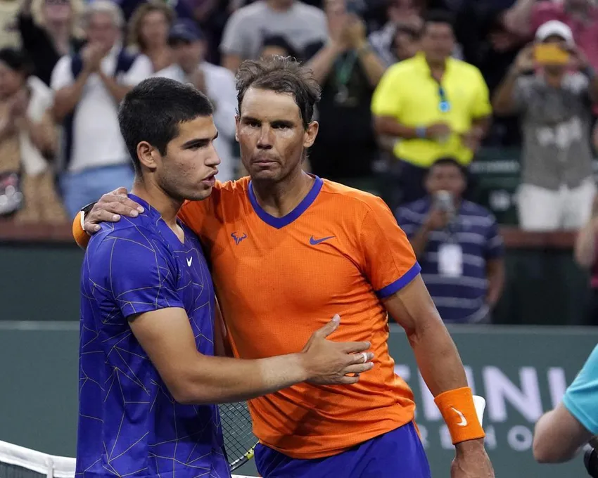 L'Espagnol Rafael Nadal, à droite, salue son compatriote Carlos Alcaraz après l'avoir battu en demi-finale du simple masculin du tournoi de tennis BNP Paribas Open, samedi 19 mars 2022, à Indian Wells, en Californie. Le numéro 1 Carlos Alcaraz et le numéro 2 Rafael Nadal sont les premiers compatriotes à être en tête du classement ATP depuis 22 ans.
