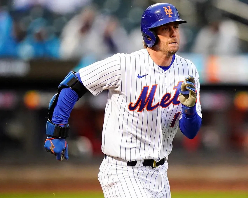 Jeff McNeil (1) des Mets de New York court vers la première base pour un simple pendant la troisième manche du premier match de baseball d'un programme double contre les Nationals de Washington, mardi 4 octobre 2022, à New York. Les Mets l'ont emporté 4-2.