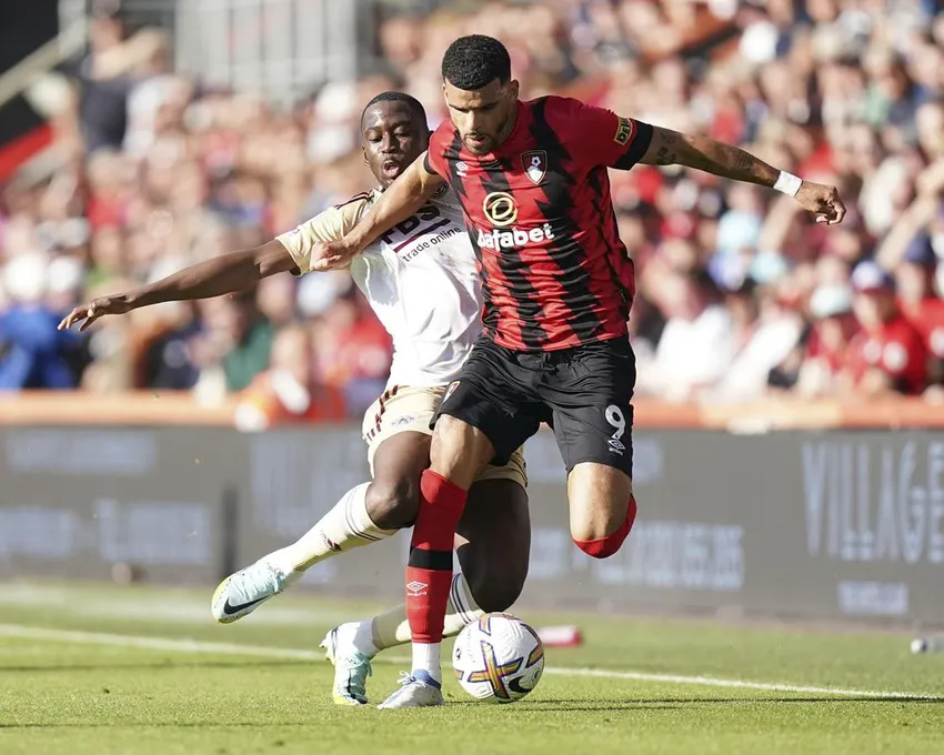 Kiernan Dewsbury-Hall, de Leicester City, à gauche, et Dominic Solanke, de Bournemouth, se disputent le ballon lors du match de football de la Premier League anglaise au Vitality Stadium, à Bournemouth, en Angleterre, le samedi 8 octobre 2022.