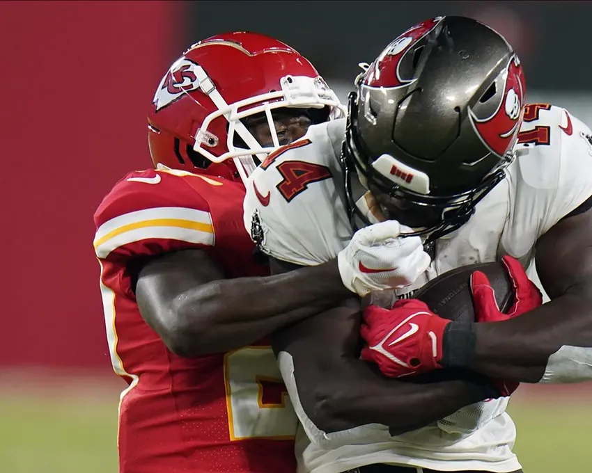 Le demi de coin Rashad Fenton (27) des Kansas City Chiefs saisit le masque du receveur Chris Godwin (14) des Tampa Bay Buccaneers pendant la deuxième mi-temps d'un match de football de la NFL, dimanche 2 octobre 2022, à Tampa, Fla. Aucune pénalité n'a été appelée sur le jeu.