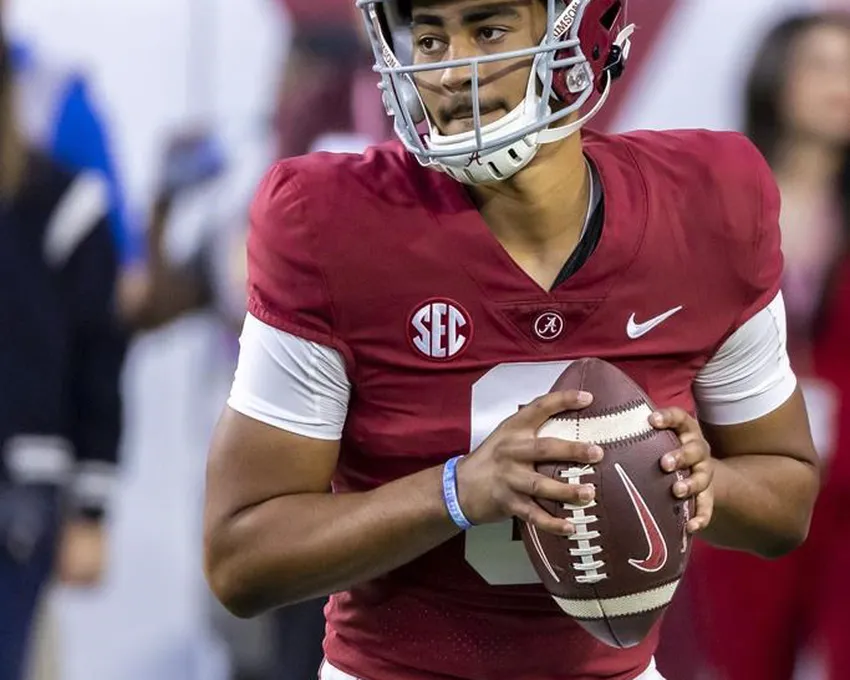 Le quart-arrière de l'Alabama Bryce Young s'échauffe avant un match de football universitaire de la NCAA contre le Texas A&M, samedi 8 octobre 2022, à Tuscaloosa, Ala.