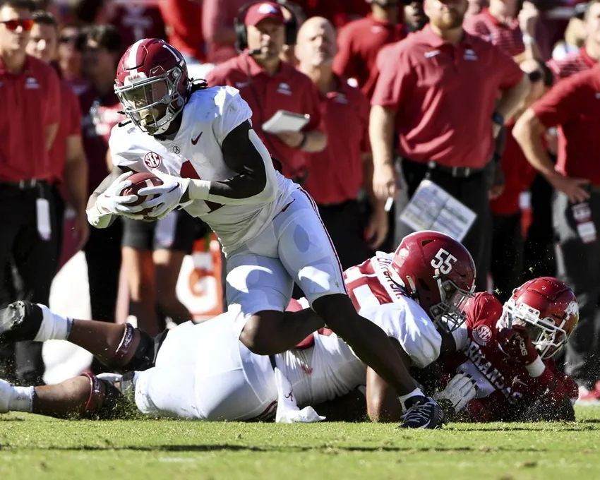 Le running back de l'Alabama Jahmyr Gibbs (1) porte contre l'Arkansas pendant la première mi-temps d'un match de football universitaire NCAA, samedi 1er octobre 2022 à Fayette. 1, 2022, à Fayetteville, Ark.