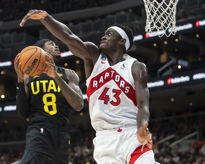 Jarred Vanderbilt (8) du Utah Jazz est bloqué par Pascal Siakam (43) des Toronto Raptors lors de la première mi-temps d'une action de pré-saison de la NBA à Edmonton, Alta, width=