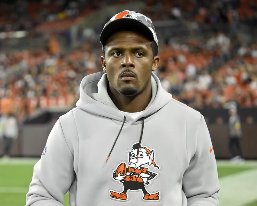 Deshaun Watson, quarterback des Cleveland Browns, marche sur le terrain pendant un match de football de pré-saison de la NFL contre les Chicago Bears, samedi 27 août 2022, à Cleveland. Watson devrait retourner sur le terrain des Cleveland Browns le lundi 10 octobre 2022, alors que le quaterback polarisé continue de purger sa suspension de 11 matchs de la NFL pour une présumée inconduite sexuelle.