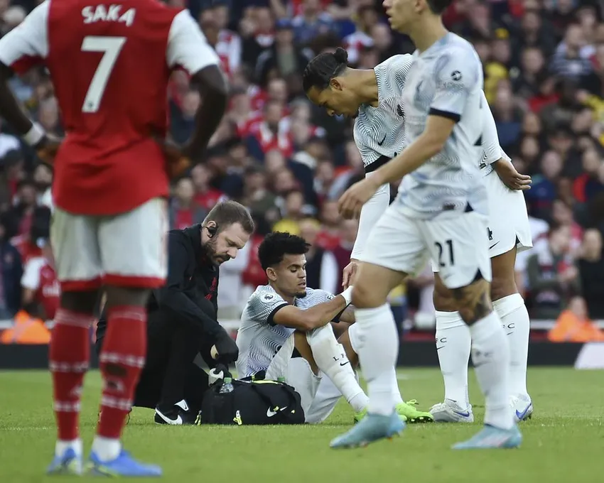 Luis Diaz de Liverpool reçoit l'aide du personnel médical après s'être blessé lors du match de football de la Premier League anglaise entre Arsenal et Liverpool au stade Emirates à Londres , dimanche 9 octobre 2022.