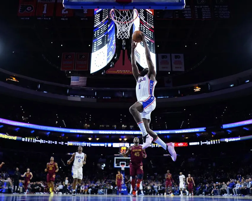 James Harden des Philadelphia 76ers s'élance pour un dunk pendant la première mi-temps d'un match de basketball NBA de présaison contre les Cleveland Cavaliers, mercredi 5 octobre 2022 à Philadelphie. 5, 2022, à Philadelphie.